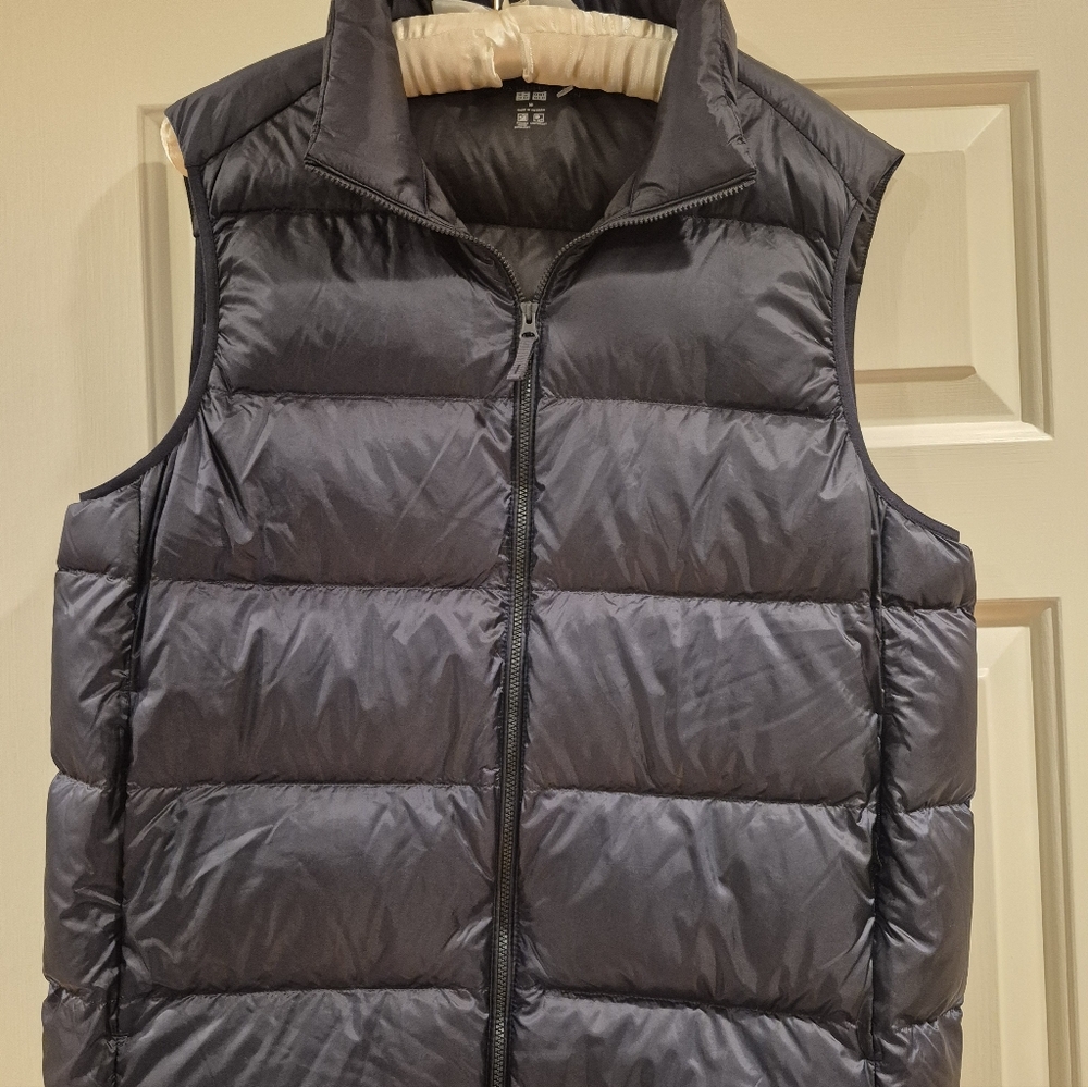 Mens Uniqlo Down Puffer Vest.  Navy Sz Med.  Like New